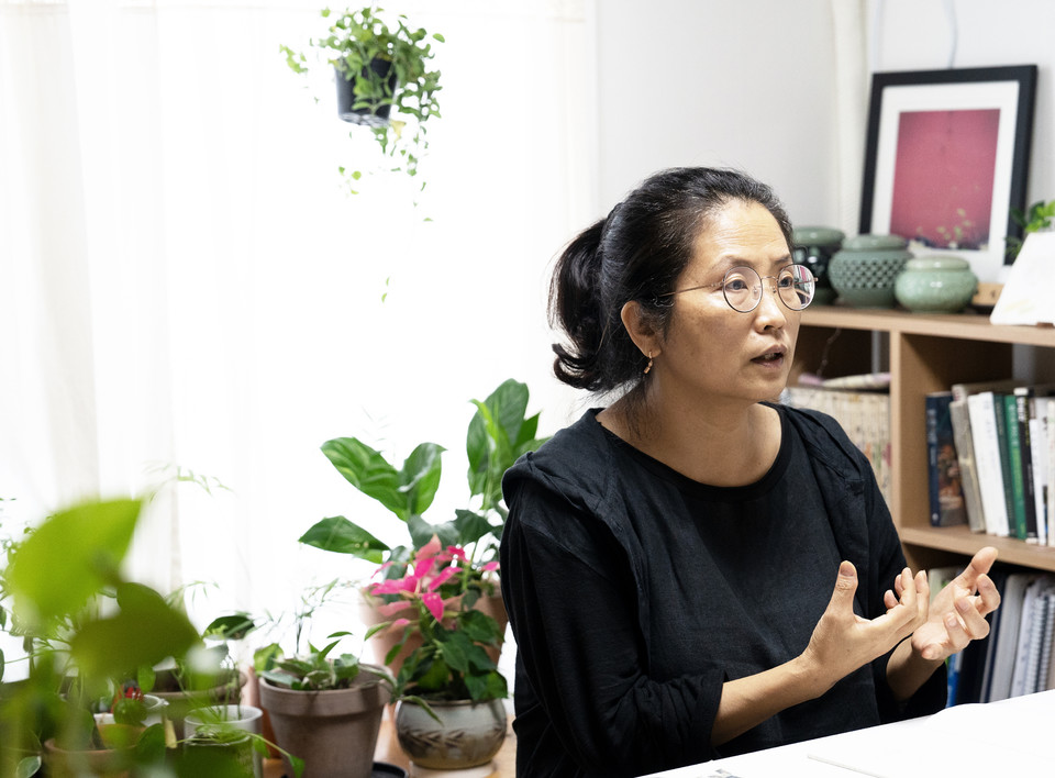 9월 2일, 임소연 활동가가 홍은전 작가와 인터뷰를 하고 있다. 사진 현다혜 