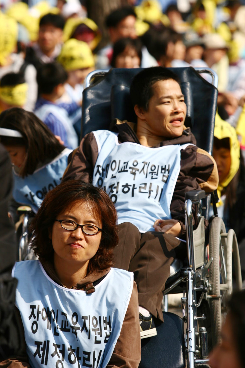 2007년 4월 14일, 장애인교육지원법 제정을 촉구하는 집회에서 임소연 활동가와 김선심 씨. 사진 전진호 