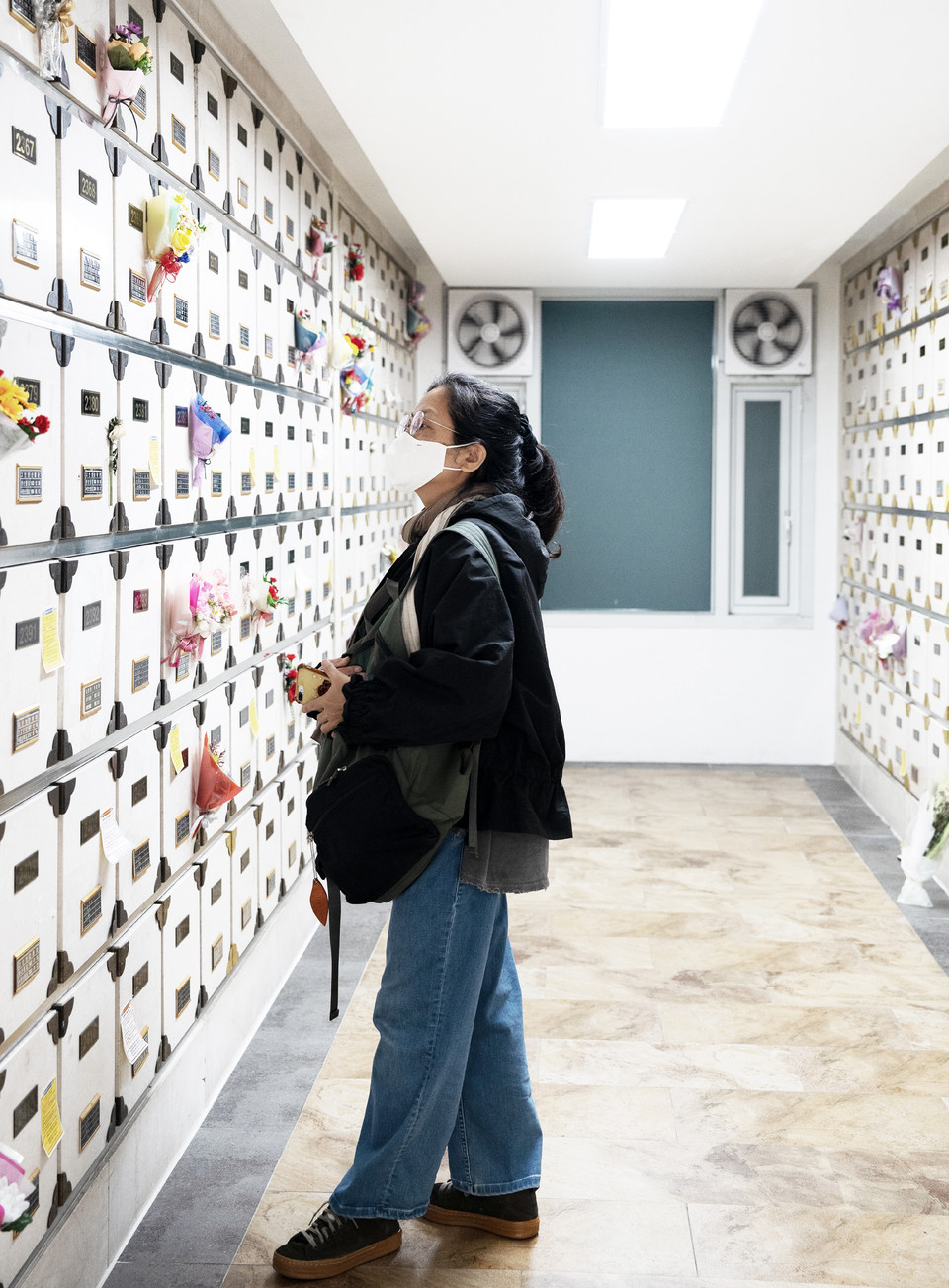 10월 19일, 서울시립승화원 추모의집 송국현 봉안당 앞에 임소연 활동가가 서 있다. 사진 현다혜 