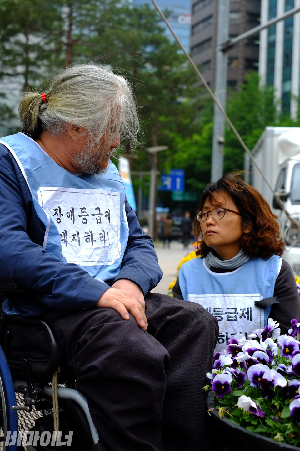 사망 26일 만인 2014년 5월 12일, 서울시청에서 장례식을 했다. 장례식 전에 박경석 대표와 임소연 활동가가 잠시 이야기를 나누고 있다. 사진 비마이너DB