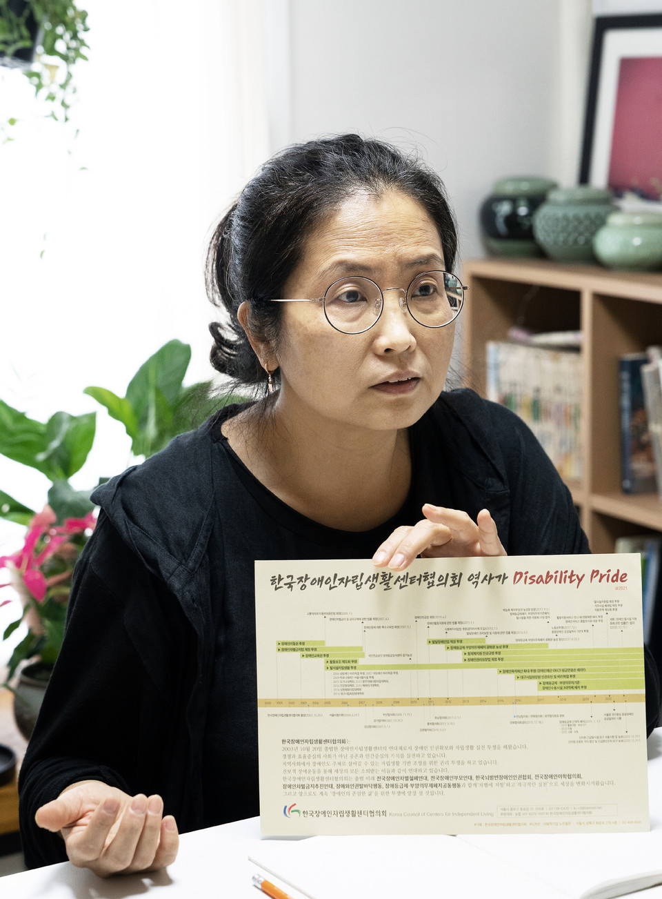 임소연 활동가가 한국장애인자립생활센터협의회(아래 한자협)의 역사가 그려진 피켓을 들고 이야기하고 있다. 임소연 활동가는 2015년부터 올해까지 한자협 사무총장으로 활동했다. 사진 현다혜