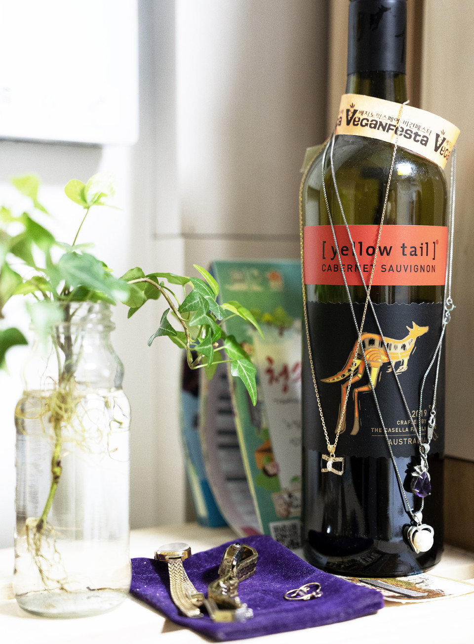 2009년 마로니에투쟁이 끝났을 때, 마로니에 8인은 임소연 활동가에게 보라색 사파이어 목걸이를 선물했다. 임소연 활동가는 “석암비대위 형님들이 사준 소중한 목걸이”라고 말했다. 사진 현다혜