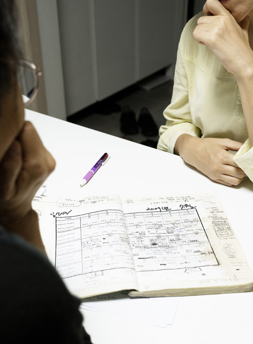 임소연 활동가와 홍은전 작가가 2009년 7월의 마로니에공원 농성장 사수 일정표를 가운데 두고 이야기를 나누고 있다. 사진 현다혜 