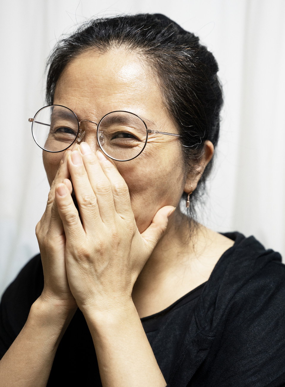 임소연 활동가가 두 손으로 얼굴을 가리고 수줍게 웃고 있다. 사진 현다혜