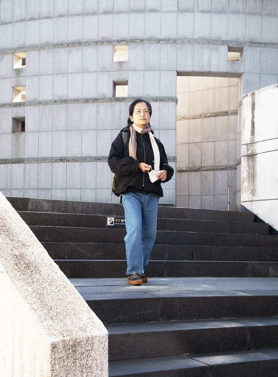 송국현을 비롯한 장애해방열사·희생자가 있는 서울시립승화원 앞에서 임소연 활동가가 서 있다. 사진 현다혜