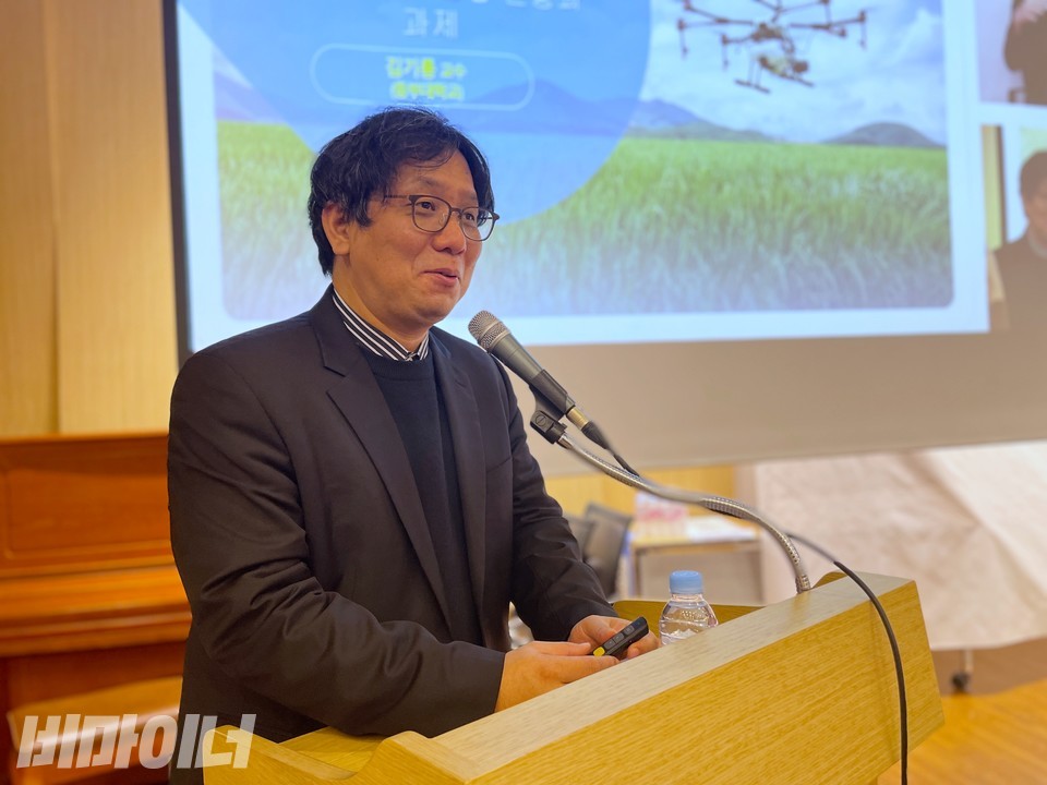 김기룡 교수가 기조강연을 하고 있다. 사진 하민지