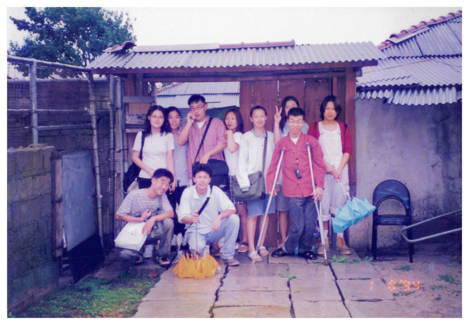 1999년 여름, 에바다대학생연대가 MT를 갔다. 카메라 날짜 설정이 잘못되어서 사진에는 연도가 1994년으로 찍혔다. 맨 앞 왼쪽 앉아있는 남성이 김도현, 오른쪽 목발 짚고 서 있는 사람이 김형수다. 사진 제공 김도현