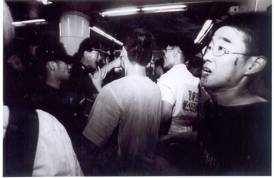 2002년 7월 1일, 광화문역에 천막 농성을 시도하던 중 경찰과 충돌해서 김도현 활동가가 피를 흘리고 있다. 사진 제공 김도현