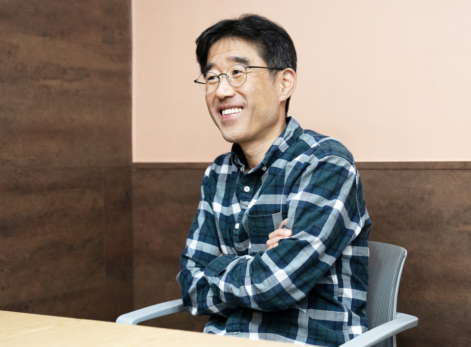 지난 10월 12일, 김도현 활동가가 김원영 작가와 인터뷰하고 있다. 사진 현다혜 