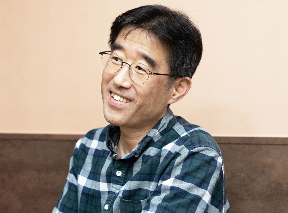 지난 10월 12일, 김도현 활동가가 김원영 작가와 인터뷰하고 있다. 사진 현다혜