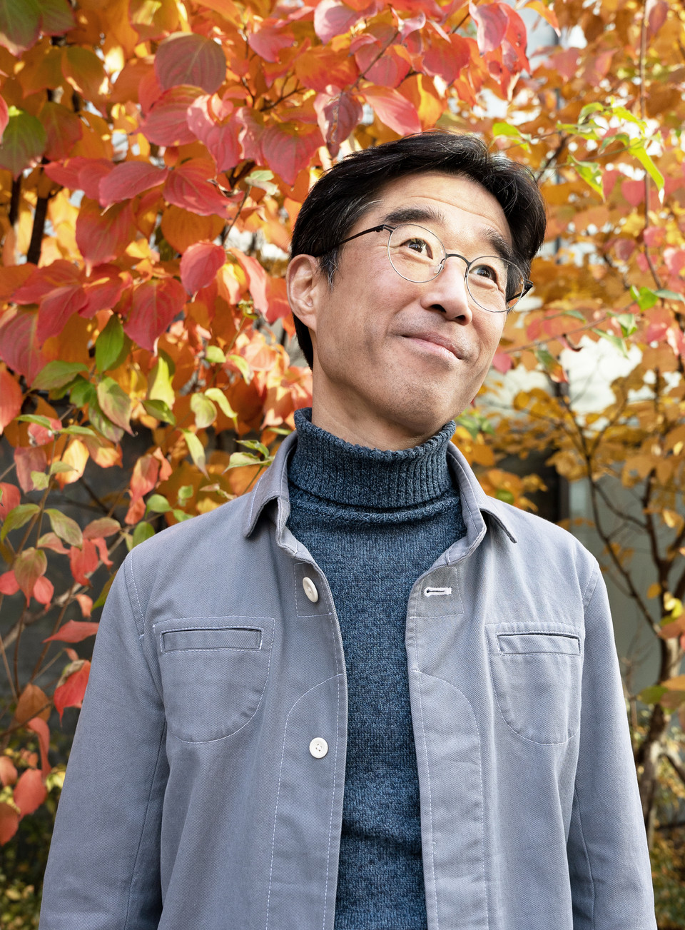 붉은 단풍나무 아래 김도현 활동가가 개구진 표정을 지어 보이고 있다. 사진 현다혜 