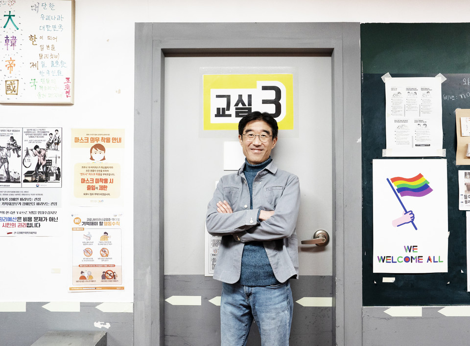 김도현 활동가가 장애학 수업을 하는 노들야학 교실 앞에 서 있다. 사진 현다혜 