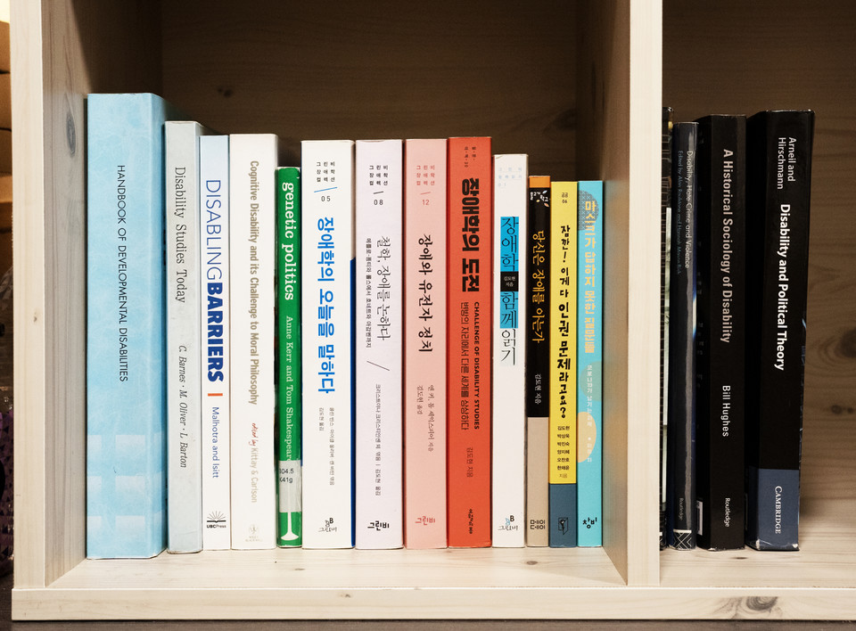 노들장애학궁리소 책꽂이에 김도현 활동가가 쓰고 번역한 책들이 꽂혀 있다. 사진 현다혜 