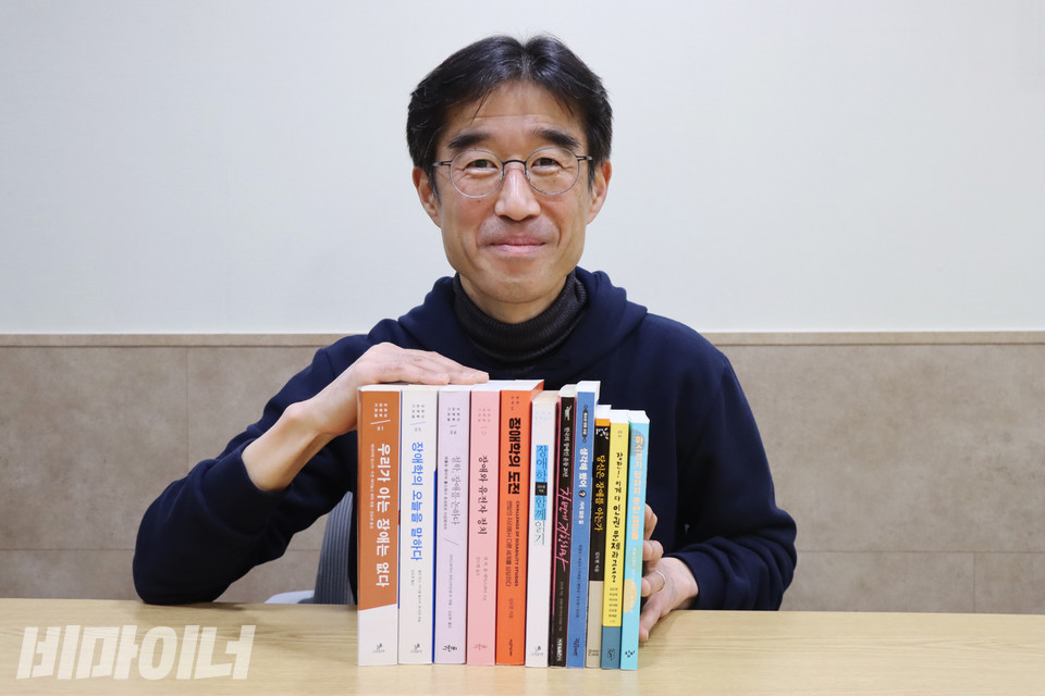 김도현 활동가가 쓰고 번역한 책들과 함께. 사진 복건우