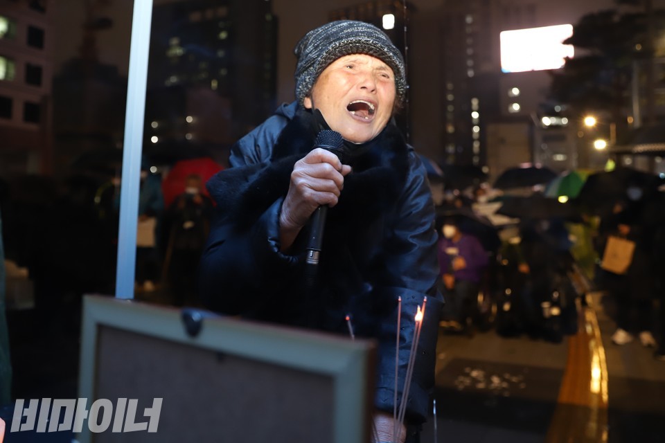 이덕인 열사의 어머니 김정자 씨가 열사의 영정 앞에서 오열하고 있다. 사진 하민지