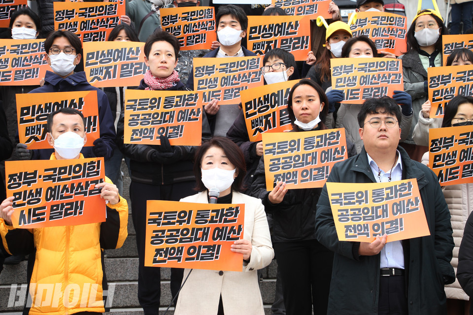 심상정 정의당 의원이 “국토위 통과한 공공임대 예산 전액 의결!”이라고 적힌 손피켓을 들고 발언하고 있다. 사진 강혜민