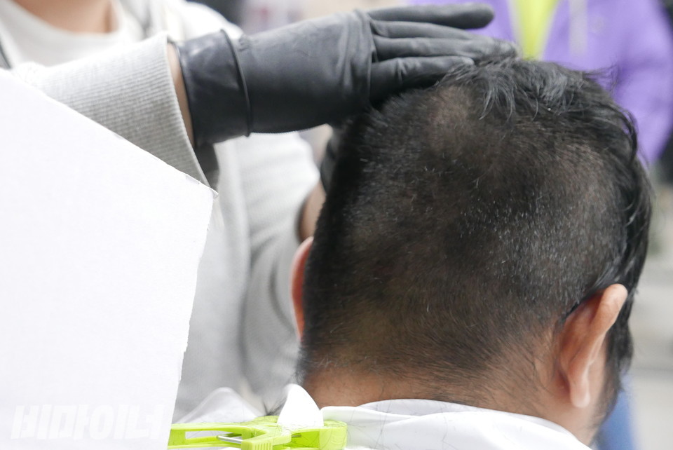 삭발하는 한정우 노들장애인야학 학생의 뒷모습. 사진 양유진