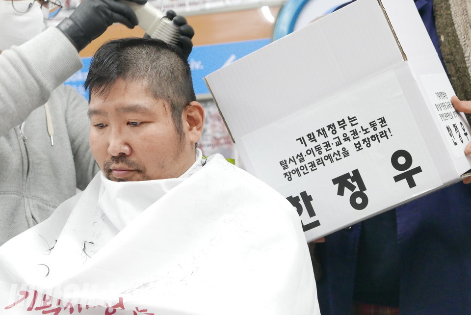 한정우 노들장애인야학 학생이 삭발하고 있다. 사진 양유진