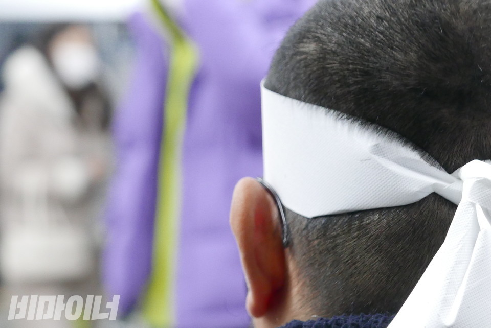 한정우 노들장애인야학 학생이 삭발을 마치고 머리에 띠를 둘렀다. 사진 양유진