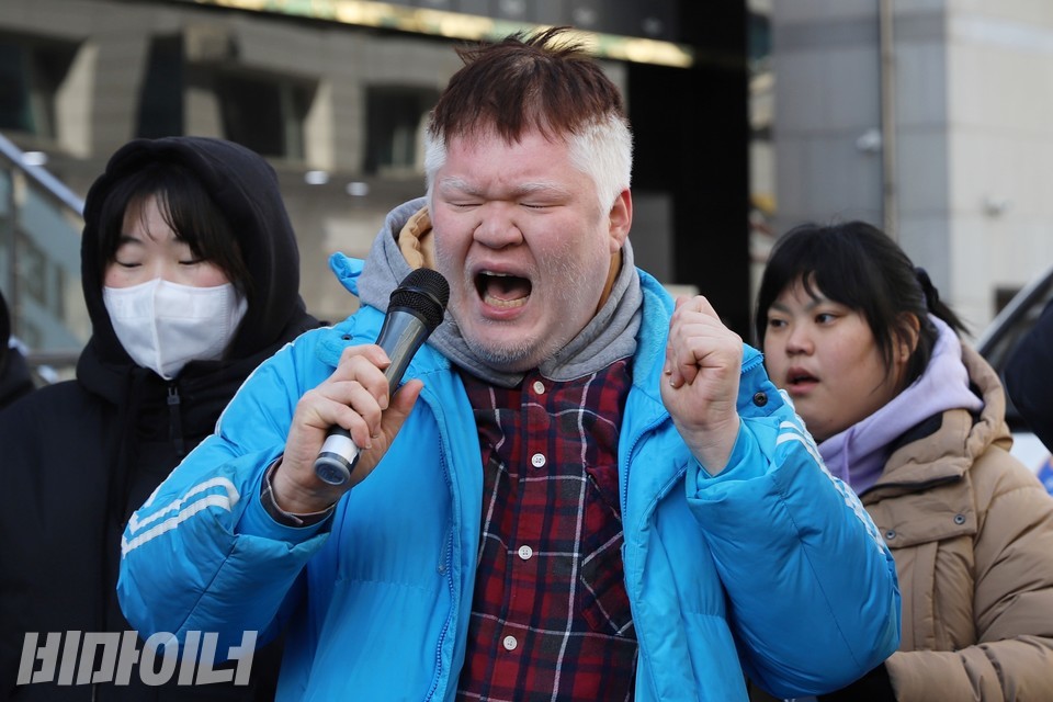 문석영 피플퍼스트서울센터 활동가가 발언하고 있다. 사진 하민지