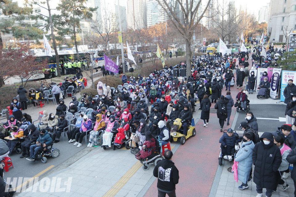 30번째 세계장애인의 날을 앞둔 1일, 전국장애인차별철폐연대가 여의도에 있는 T4철폐 농성장에서 결의대회를 열었다. 사진 강혜민 