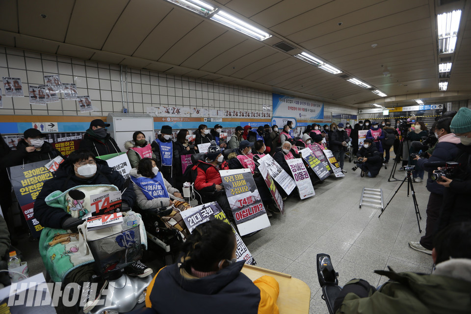 전국장애인차별철폐연대는 2일 오전 7시 30분 서울 지하철 4호선 삼각지역 승강장에 모여 ‘제47차 출근길 지하철 탑니다’ 시위를 진행했다. 사진 복건우