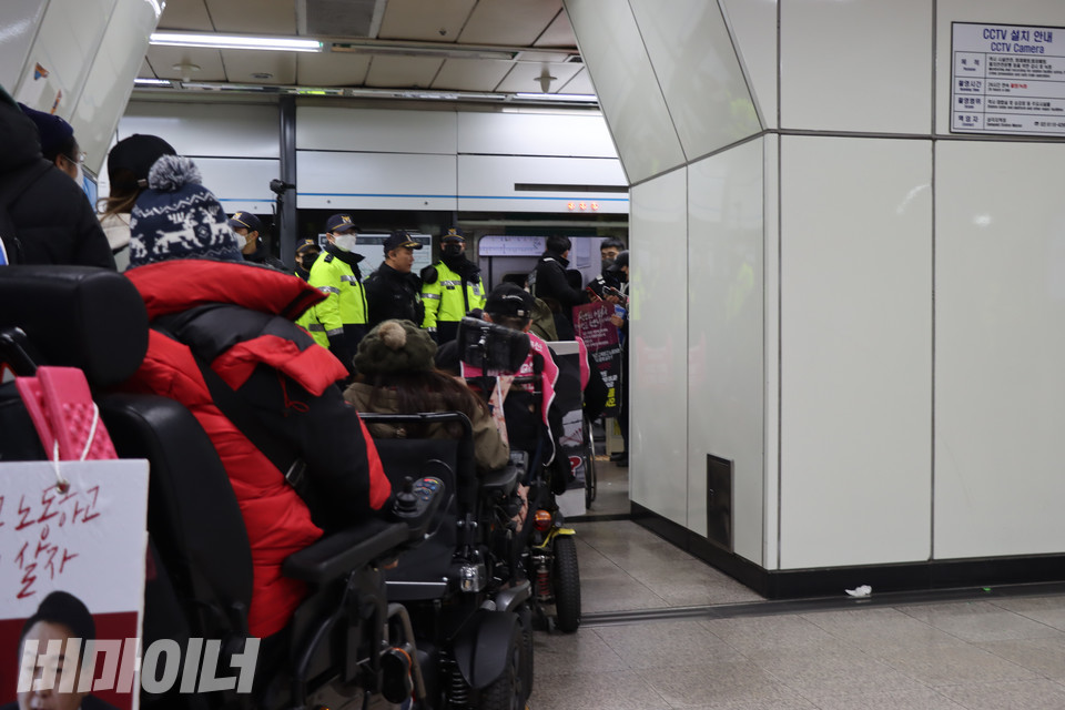 7시 50분경 숙대입구역 방향 출입구가 열리자, 휠체어를 탄 장애인 19명이 승하차를 지연시키는 지하철 탑승 시위를 전개했다. 사진 복건우