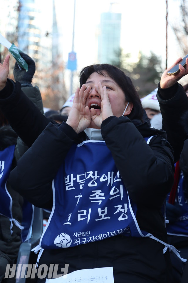 민중가수 이혜규 씨가 장애인부모연대가를 부르고 내려가자 사람들이 ‘앵콜’을 외치며 뜨겁게 환호하고 있다. 사진 강혜민