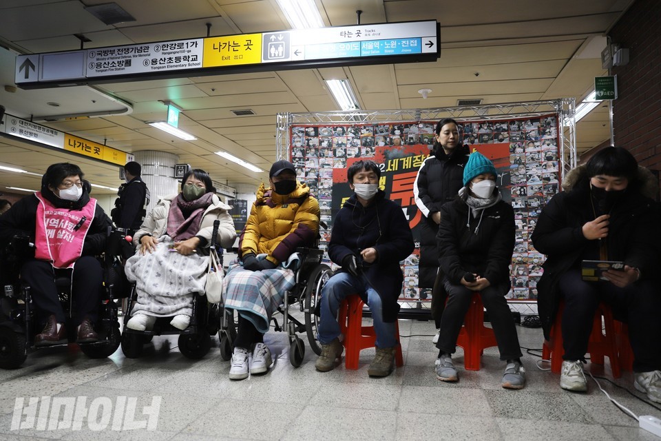 투쟁문화제 현장. 왼쪽부터 이형숙 서울시협의회 회장, 임경미 옥천센터 소장, 김병관 다사센터 소장, 김솔 인천장차연 대표, 강희석 나야 활동가, 이정한 한자협 활동가. 뒤에는 이현정 수어통역사가 있다. 사진 하민지