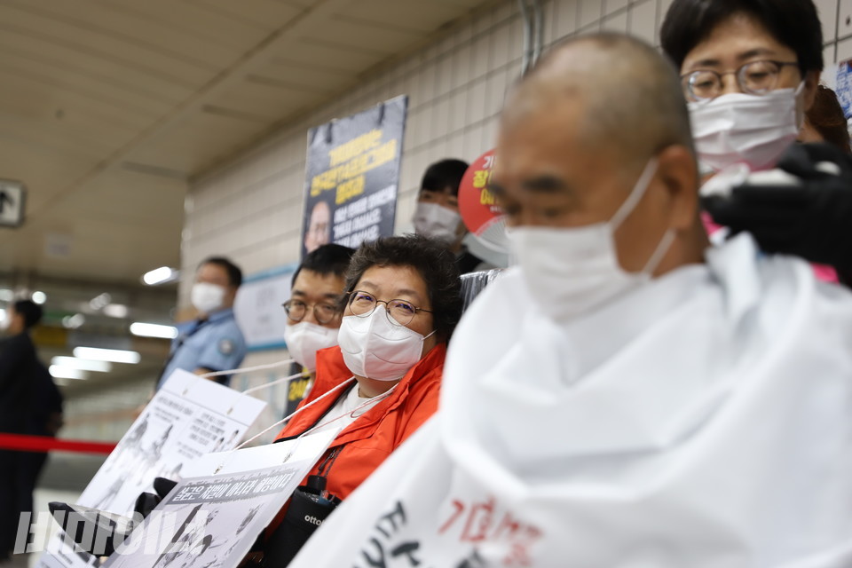 9월 6일, 104차 삭발결의식 현장. 이형숙 회장(가운데)이 삭발하는 윤태일 동서울장애인자립생활센터 활동가를 바라보고 있다. 사진 강혜민