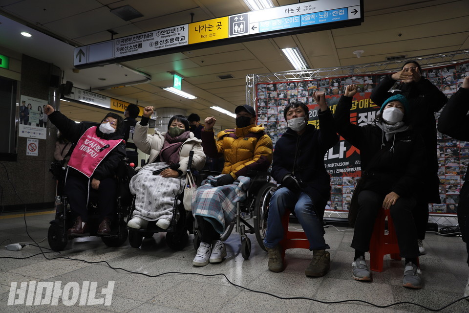 투쟁문화제 참가자들이 ‘투쟁’을 외치고 있다. 사진 하민지