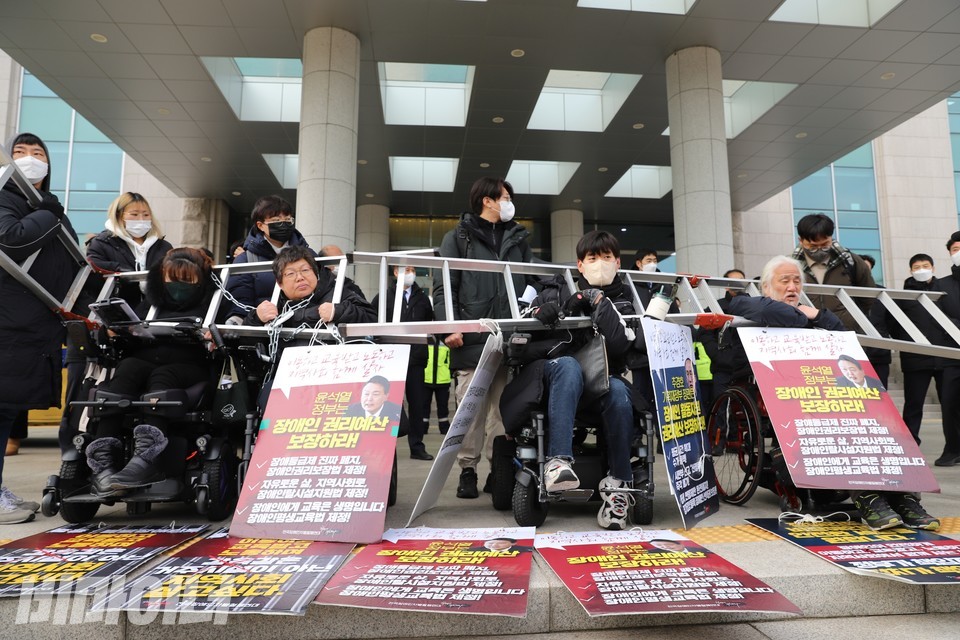 의원회관 앞을 점거한 전장연 활동가들. 사진 하민지