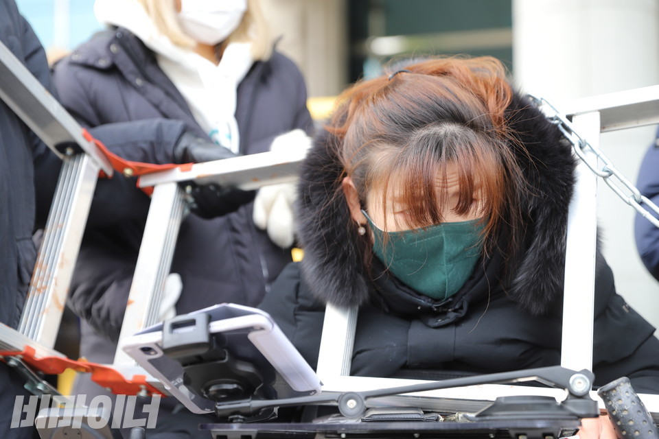 김상희 노들장애인자립생활센터 활동가가 목에 사다리를 걸고 있다. 사진 하민지