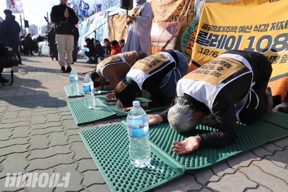 절을 올리고 있는 108배 투쟁 참가자들. 사진 하민지