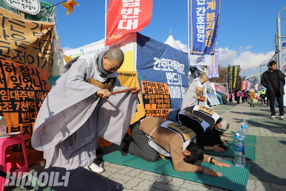농성장 앞에서 108배 투쟁이 진행되고 있다. 사진 하민지