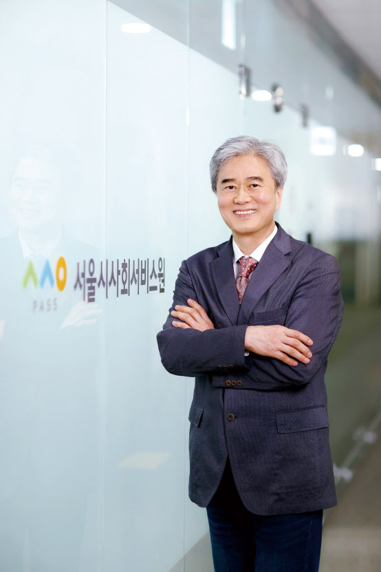 황정일 서사원 대표이사가 환하게 웃고 있다. 사진 서사원