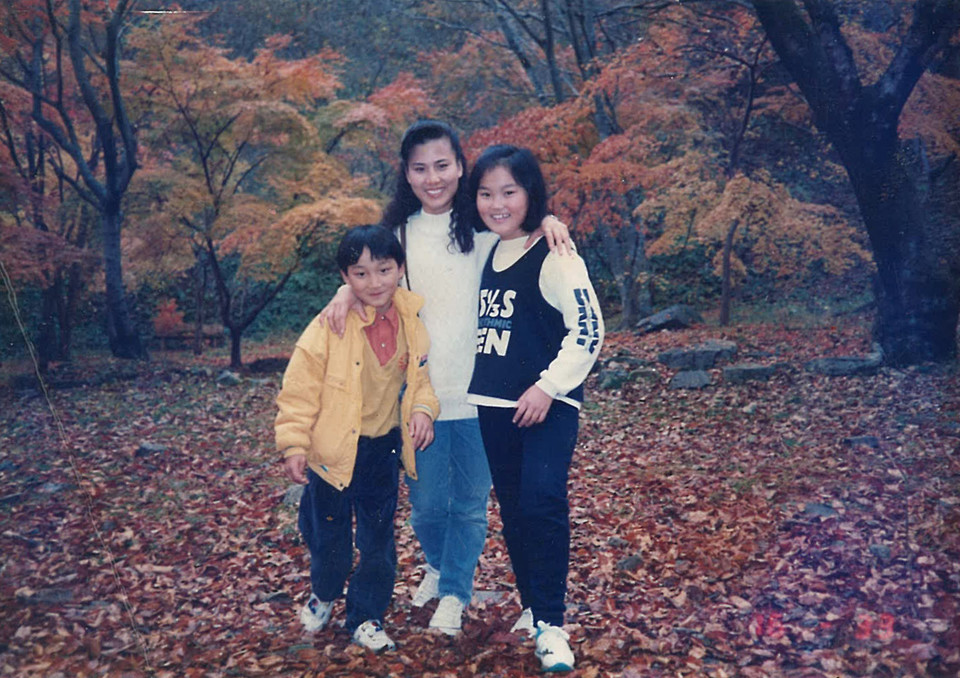엄마, 동생과 함께. 초등학생 시절의 송효정(오른쪽). 사진 제공 송효정 