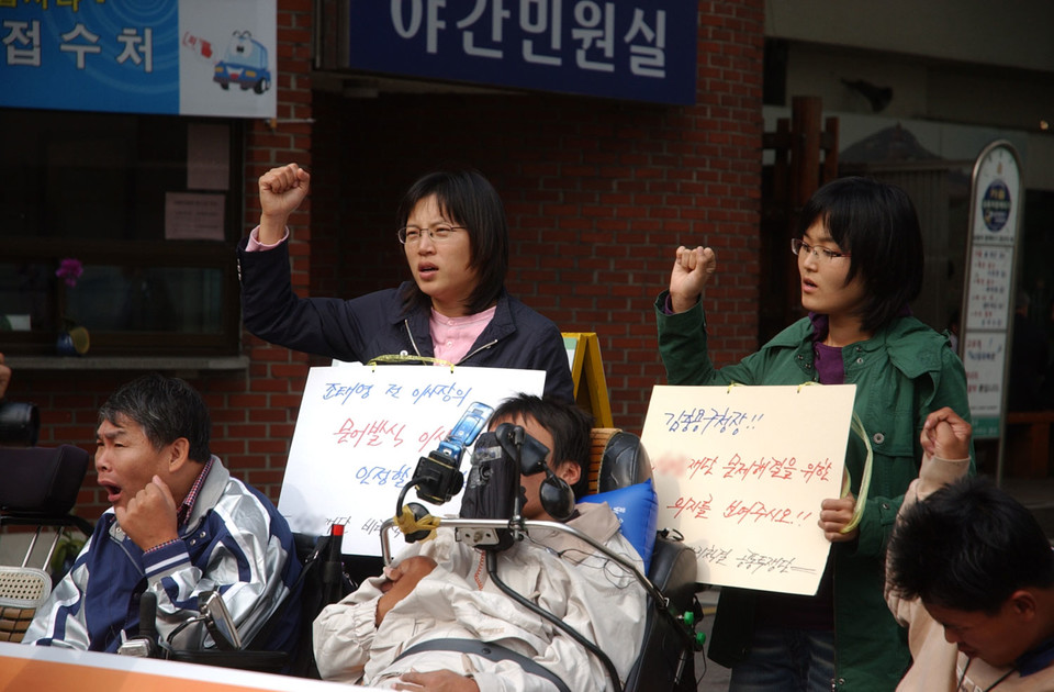 2006년 10월 31일, S재단에 대한 종로구청의 미온적 감사에 대한 규탄 기자회견을 하고 있는 김정하, 송효정 활동가. 사진 n_m 