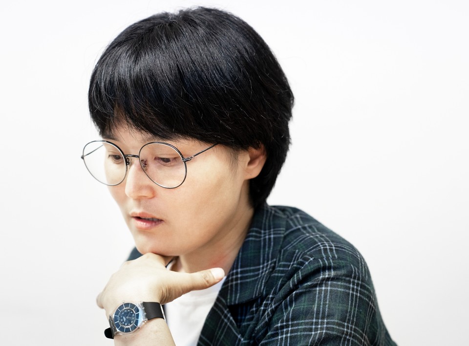 지난 6월 23일, 김원영 작가와 인터뷰하고 있는 송효정 활동가. 사진 현다혜