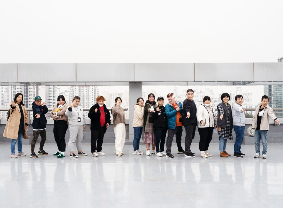 피플퍼스트서울센터를 만드는 사람들. 왼쪽에서부터 박희정, 안지완, 이현주, 김현아, 최주명, 여인서, 홍윤미, 김혜미, 김수원, 문석영, 김대범, 박경인, 송효정, 박현철, 소형민. 피플센터에는 7명의 발달장애인 활동가와 6명의 비장애인 활동가, 3명의 근로지원인이 함께 일하고 있다. 사진 현다혜