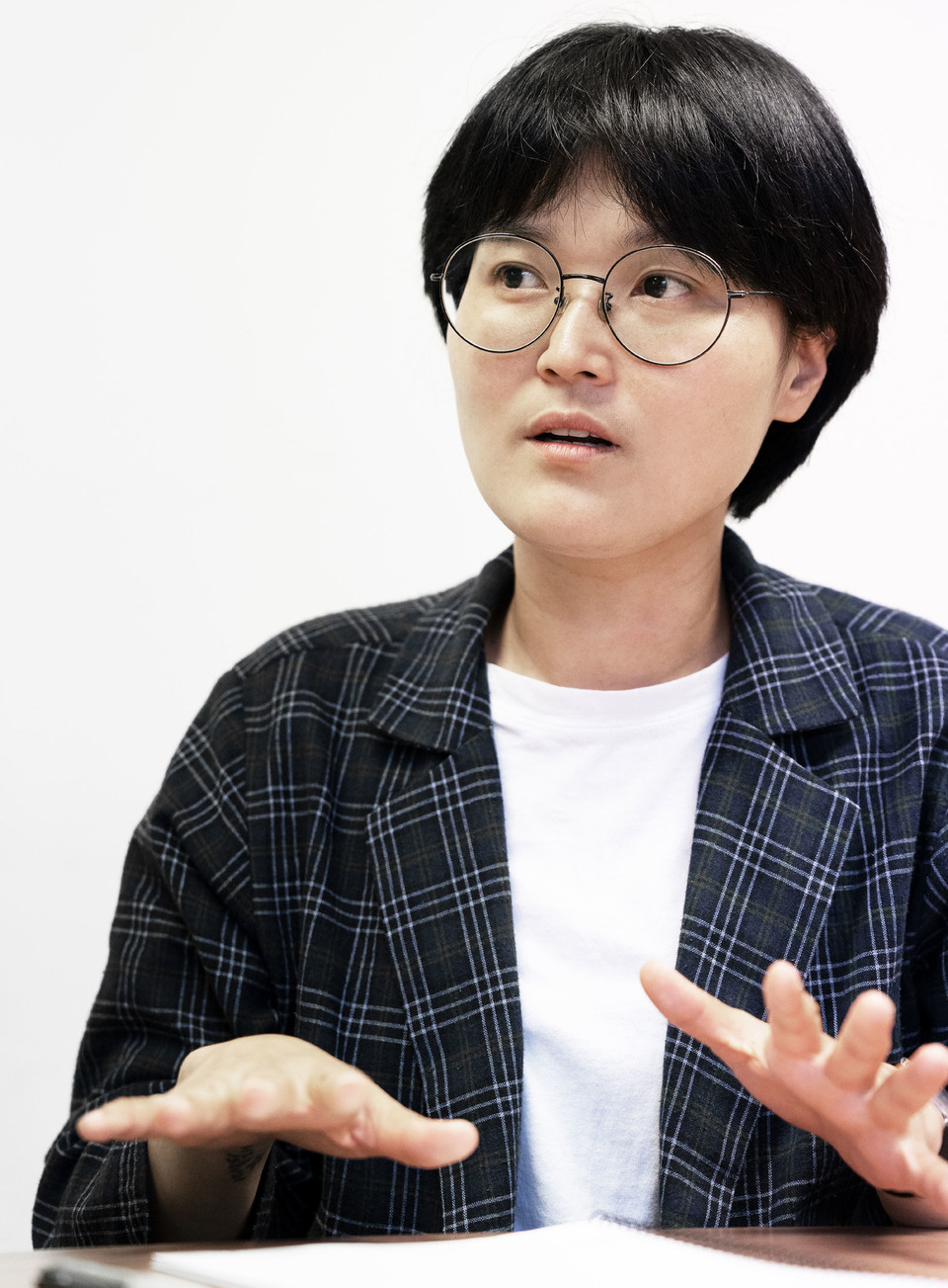 지난 6월 23일, 김원영 작가와 인터뷰하고 있는 송효정 활동가. 사진 현다혜