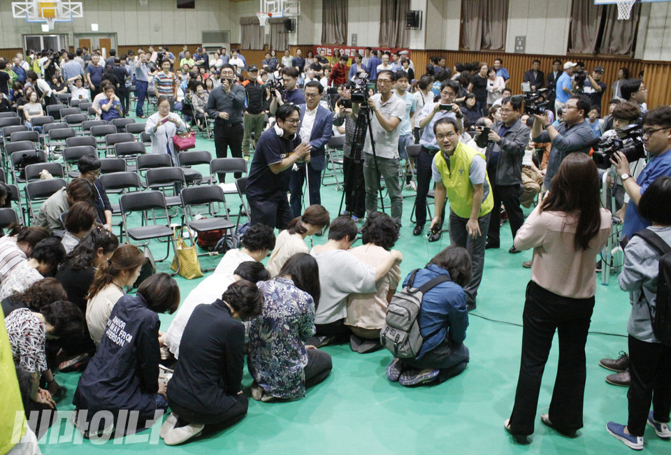 2017년 9월 5일, 서울탑산초등학교에서 강서구 특수학교 설립에 관한 주민토론회가 열렸다. 이날 발달장애인 자녀를 둔 어머니들은 특수학교 설립을 호소하며 무릎을 꿇었다. 무릎 꿇은 사람들 주변으로 취재진이 가득하다. 사진 강혜민  