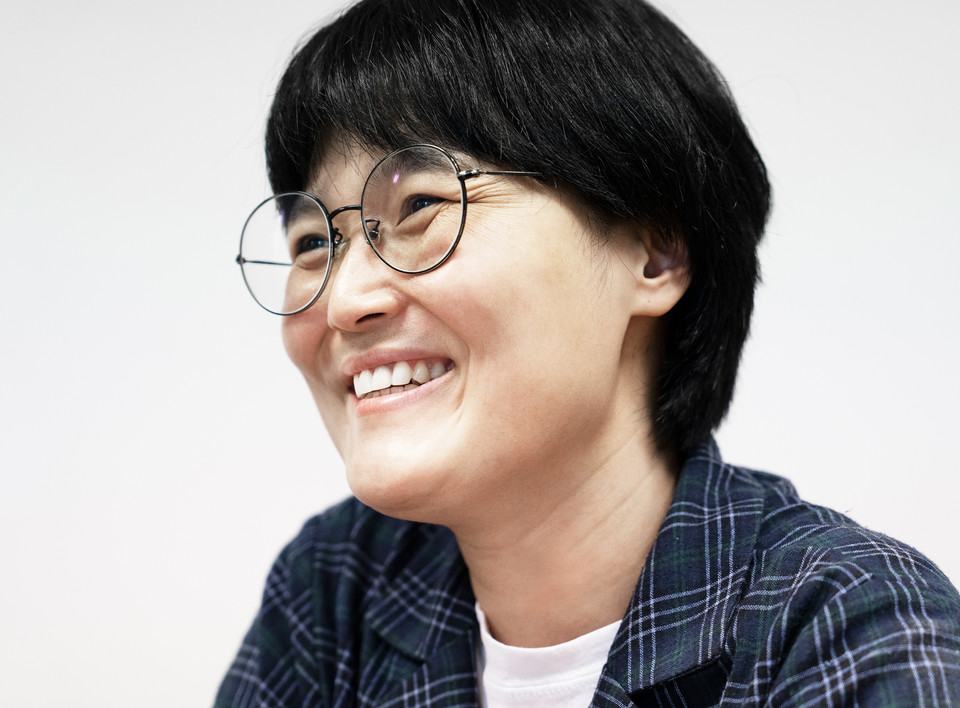 지난 6월 23일, 김원영 작가와 인터뷰하며 활짝 웃는 송효정 활동가. 사진 현다혜