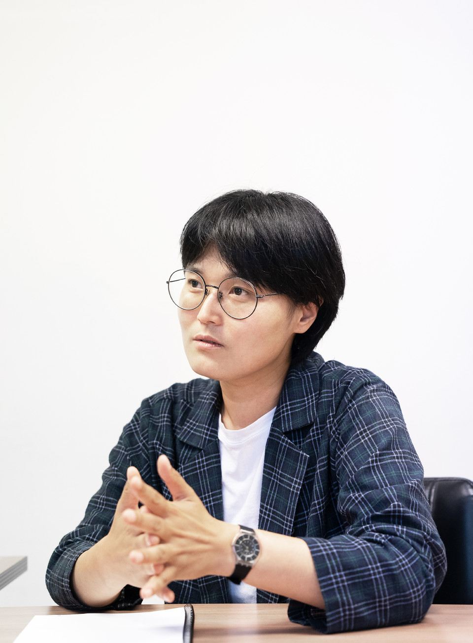 지난 6월 23일, 김원영 작가와 인터뷰하고 있는 송효정 활동가. 사진 현다혜