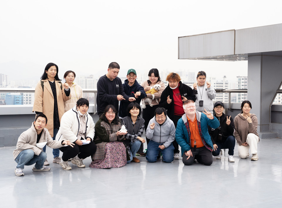 피플퍼스트서울센터를 만드는 사람들. 뒷줄 왼쪽에서부터 시계 방향으로 박희정, 홍윤미, 김대범, 안지완, 이현주, 최주명, 김현아, 여인서, 김수원, 문석영, 박현철, 송효정, 김혜미, 박경인, 소형민. 피플센터에는 7명의 발달장애인 활동가와 6명의 비장애인 활동가, 3명의 근로지원인이 함께 일하고 있다. 사진 현다혜
