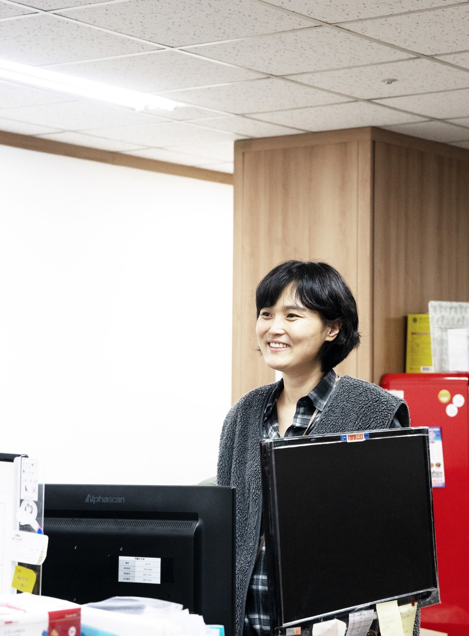 11월 22일, 송효정 활동가가 사무실에서 사람들과 이야기 도중 활짝 웃고 있다. 사진 현다혜