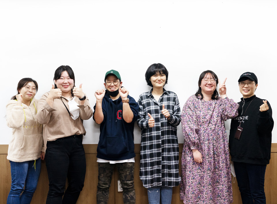 피플센터 비장애인 활동가들. 왼쪽에서부터 홍윤미, 이현주, 안지완, 송효정, 김혜미, 김수원. 사진 현다혜