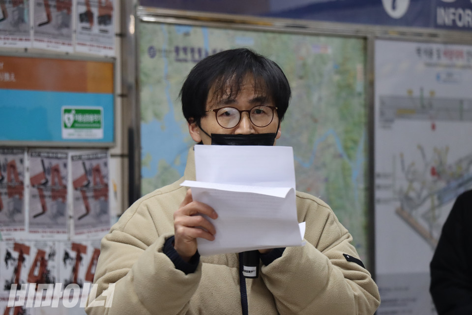 고병권 노들장애학궁리소 연구활동가는 이날 기자회견에서 무정차의 폭력성을 고발하는 발언문을 낭독했다. 해당 글은 16일 비마이너에 ‘우리는 서지 않는 열차 앞에서 너무나 오랫동안 기다려온 사람들이다’는 제목의 칼럼으로 실렸다. 사진 복건우