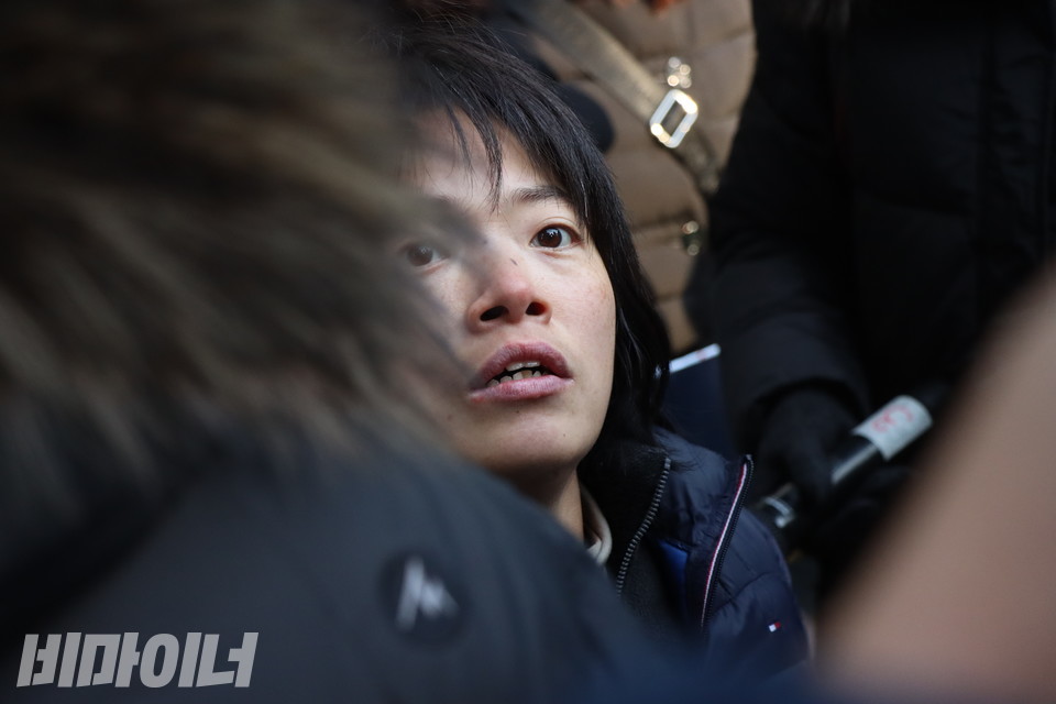 서울시청 외벽에 스티커를 붙이는 활동가들을 경찰이 막아서자 문애린 이음장애인자립생활센터 소장이 항의하고 있다. 사진 복건우