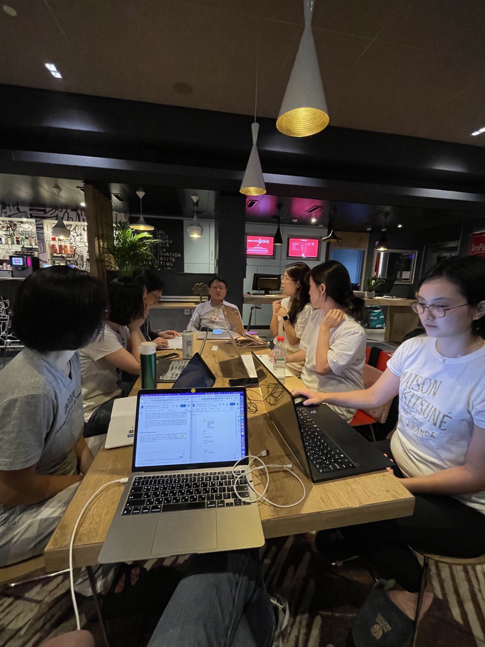 중요한 내용들을 다시 정리하고 요약해 위원들에게 전달하기 위해 대응단은 밤 늦게까지 함께 작업했다. 사진제공 최한별